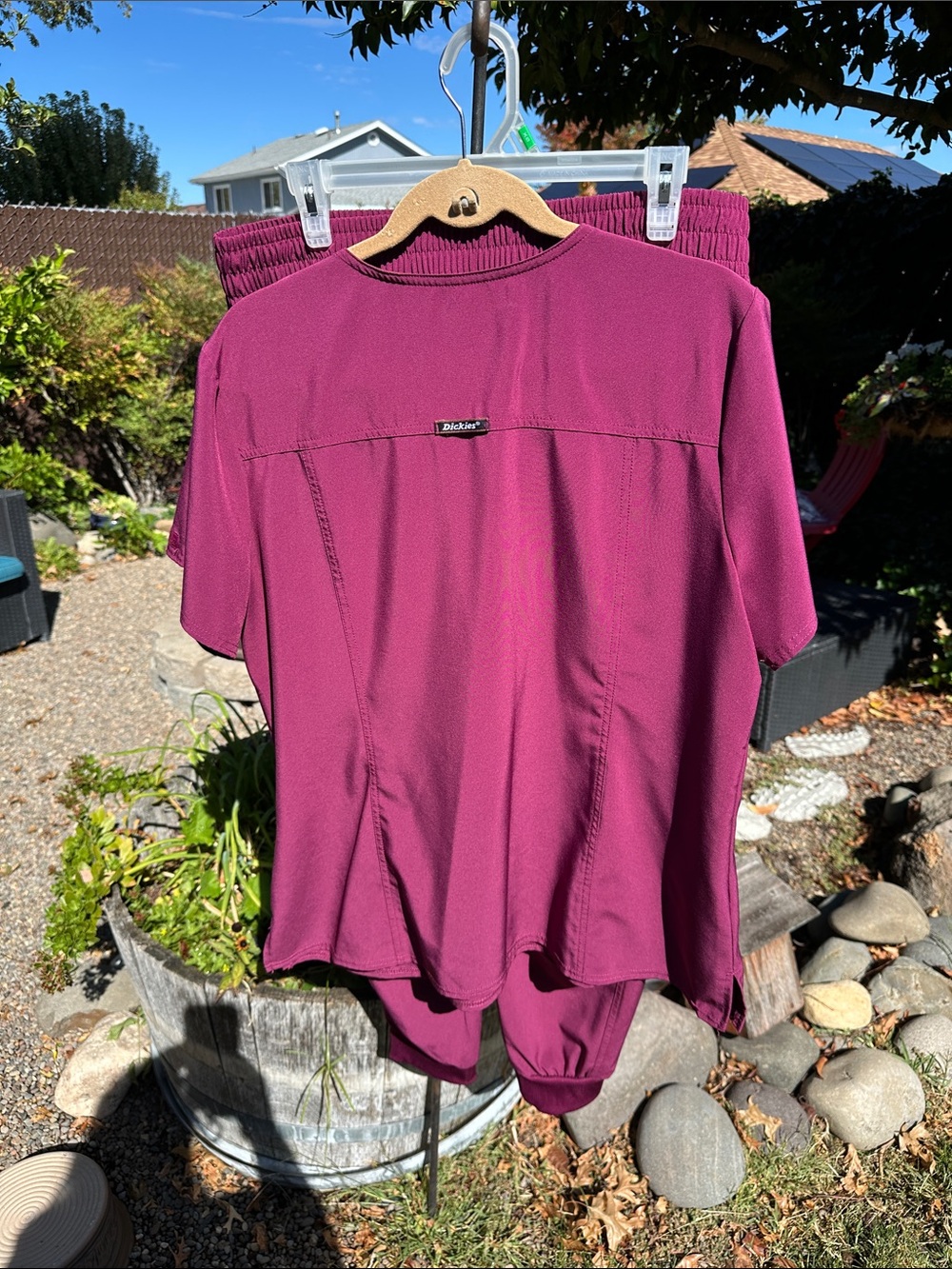 Dickies Women's scrub set burgundy Utility Jogger Pants